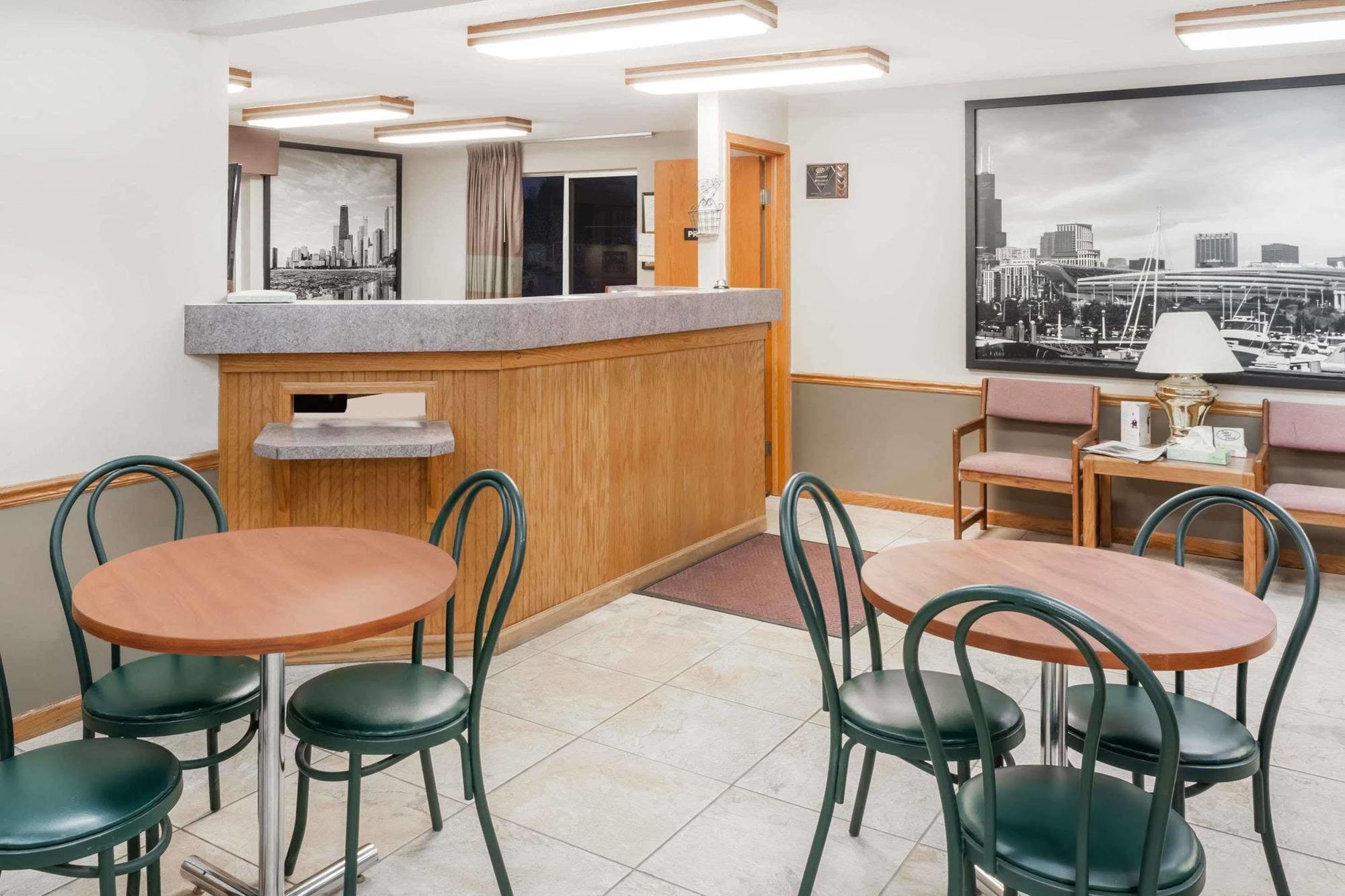 Super 8 By Wyndham Watseka Hotel Екстериор снимка