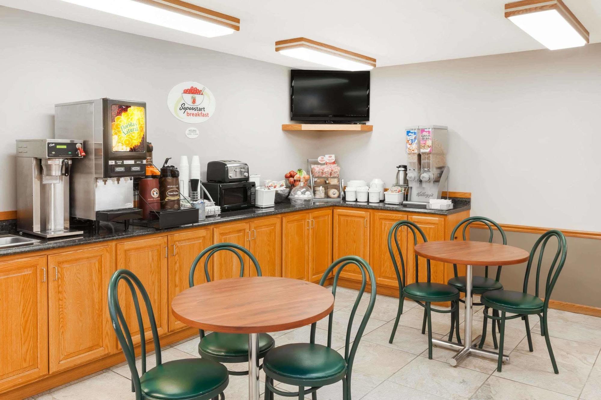 Super 8 By Wyndham Watseka Hotel Екстериор снимка