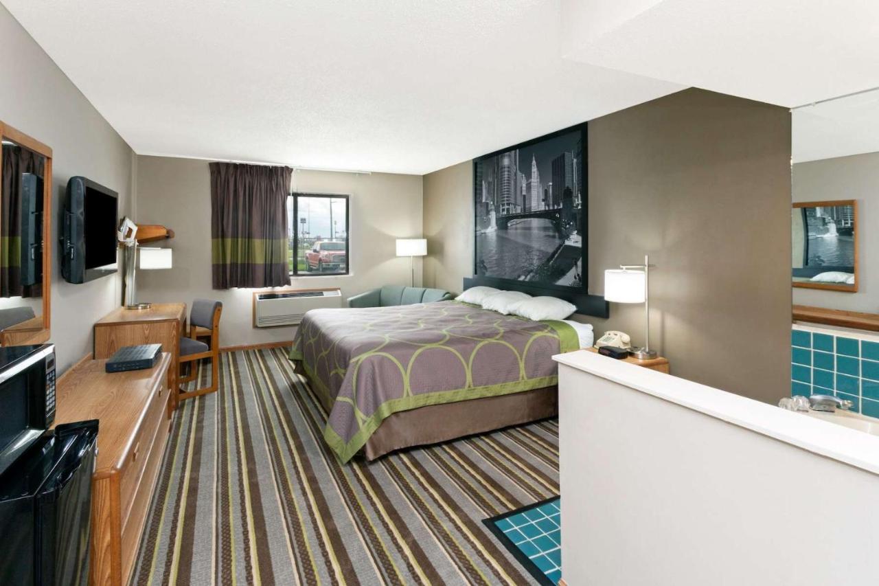 Super 8 By Wyndham Watseka Hotel Екстериор снимка