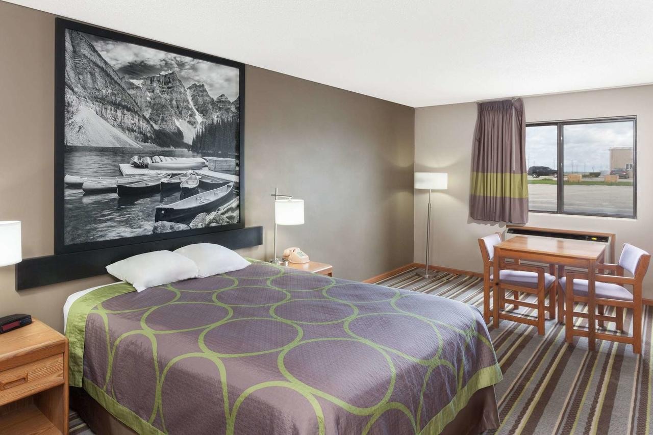 Super 8 By Wyndham Watseka Hotel Екстериор снимка