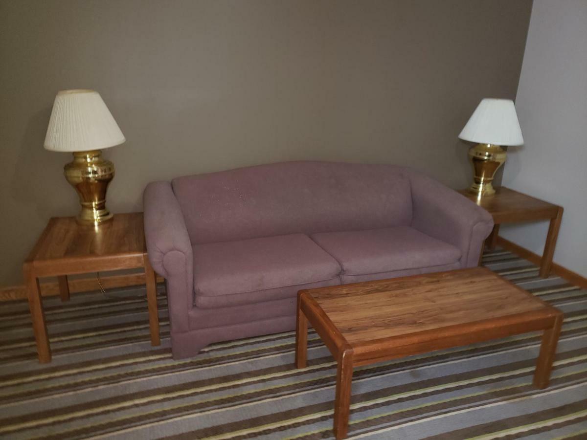Super 8 By Wyndham Watseka Hotel Екстериор снимка