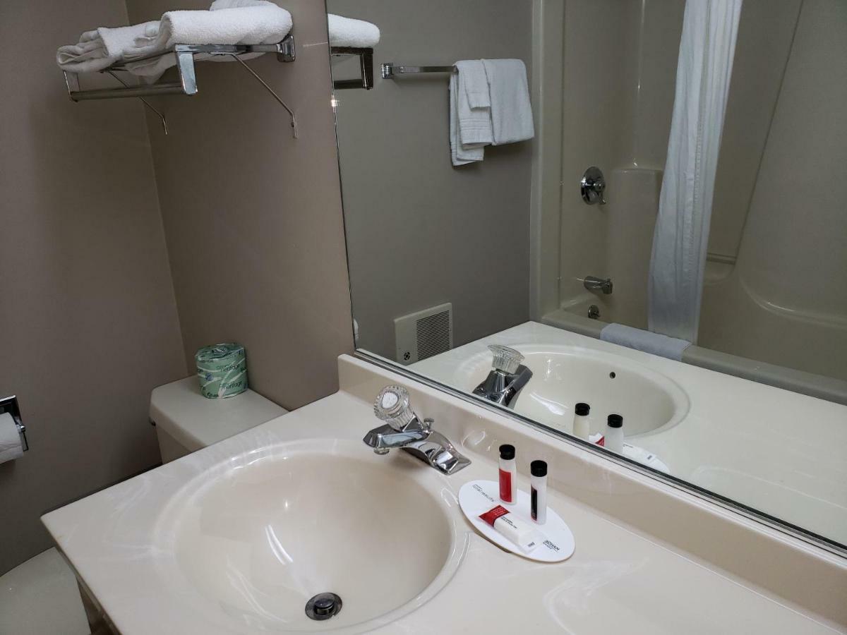 Super 8 By Wyndham Watseka Hotel Екстериор снимка