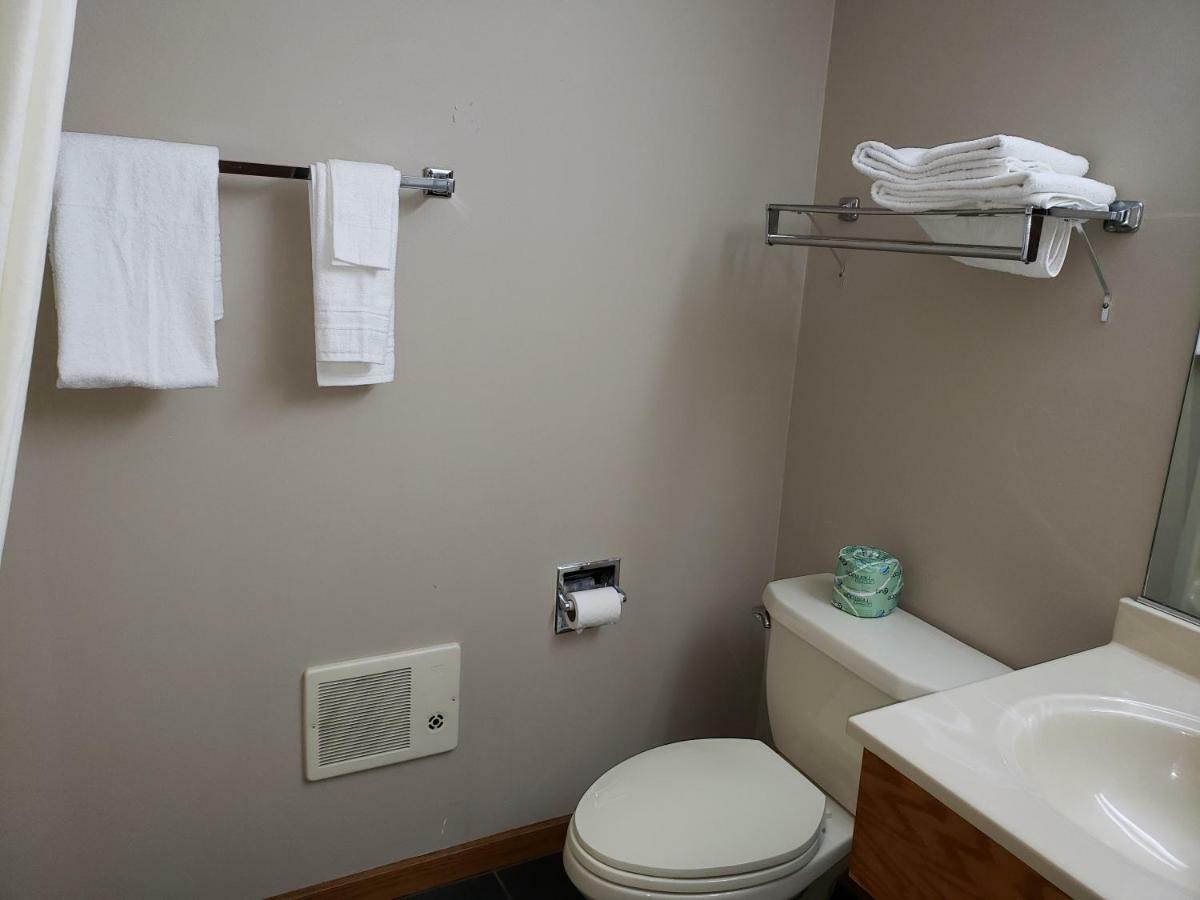 Super 8 By Wyndham Watseka Hotel Екстериор снимка