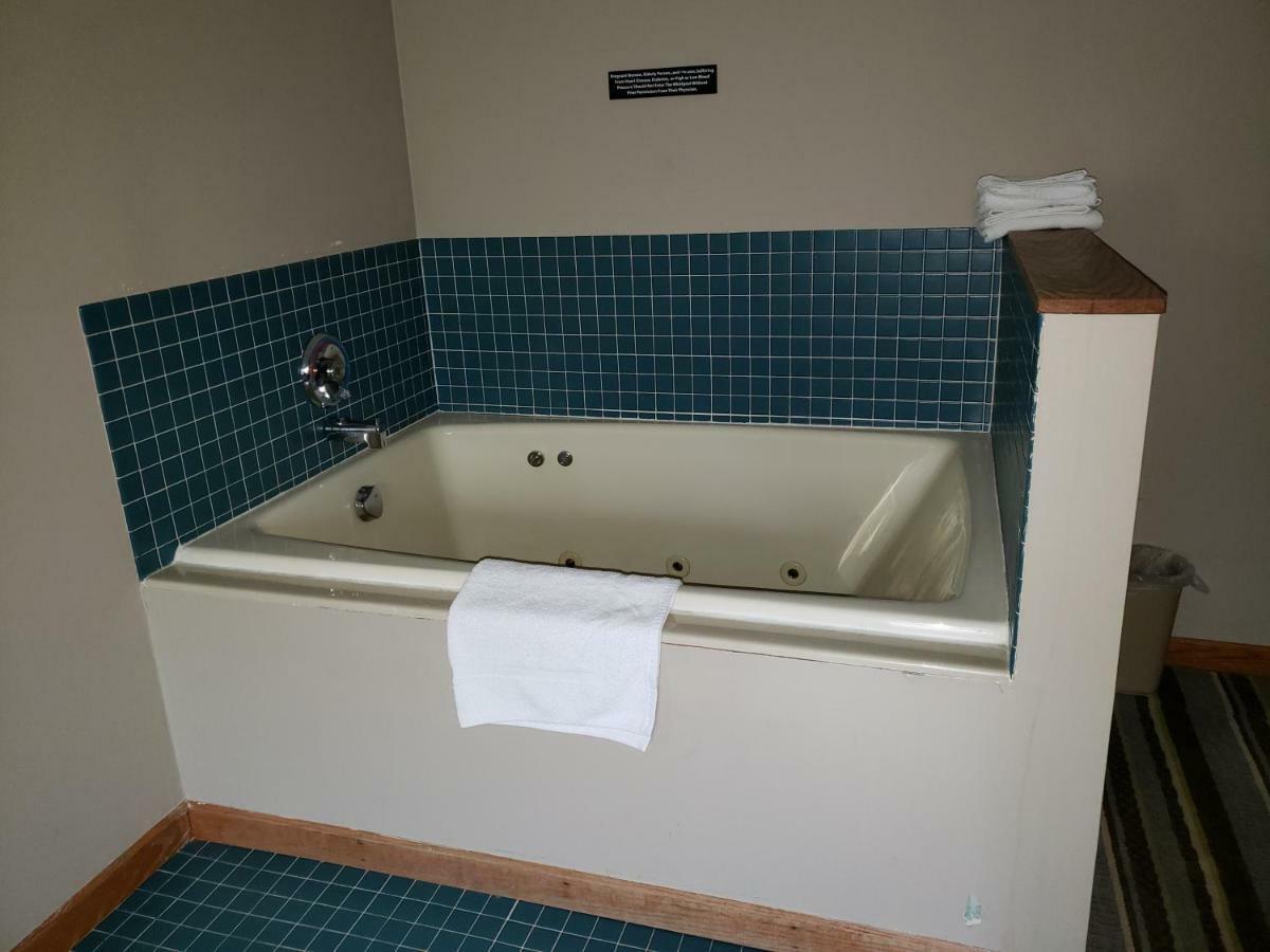 Super 8 By Wyndham Watseka Hotel Екстериор снимка